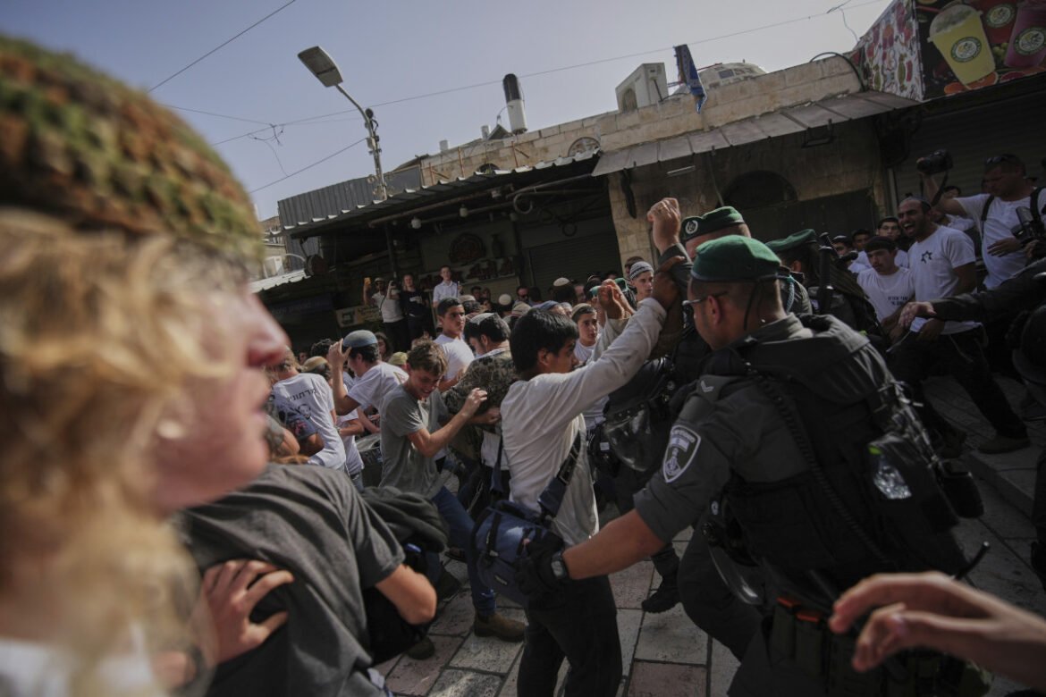 «Φωτιά και Οργή: Εθνικιστικό Πογκρόμ κατά Παλαιστινίων στην Ανατολική Ιερουσαλήμ – Στο στόχαστρο και Ισραηλινοί Ακτιβιστές (Βίντεο)»