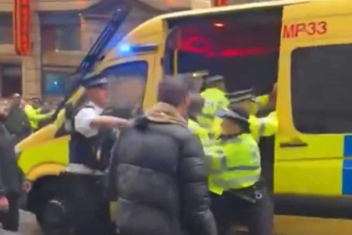 «Λίβερπουλ: Σοκαριστική στιγμή απόπειρας λιντσαρίσματος 53χρονου στο «κόκκινο ποτάμι» (Βίντεο)»