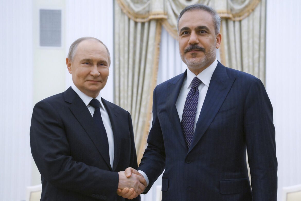 «Φιντάν στη Μόσχα: Συναντήσεις με Πούτιν και Λαβρόφ σε κρίσιμες διαπραγματεύσεις»