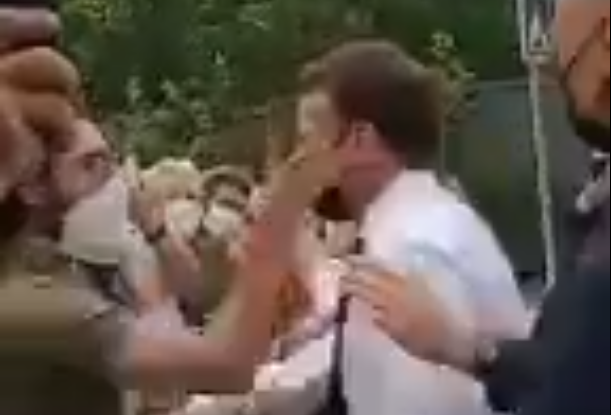 «Εμανουέλ Μακρόν: Από χαστούκια μέχρι ντοματίνια – Οι πιο εντυπωσιακές επιθέσεις του από το 2016 (Βίντεο)»