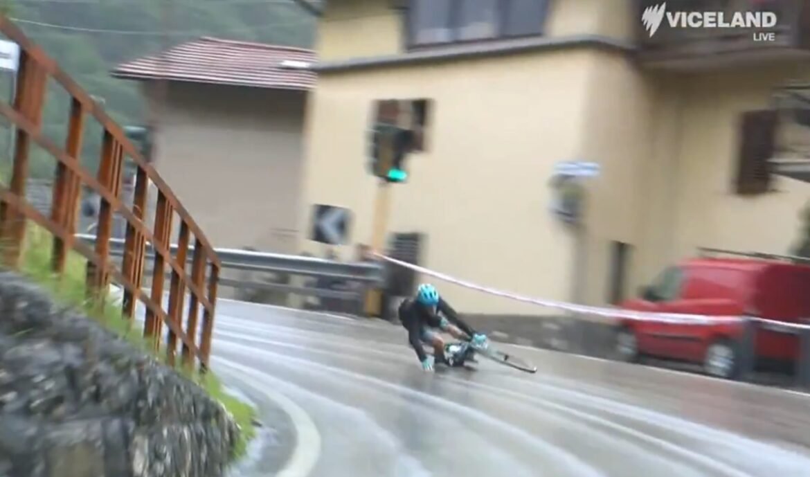 Σοκαριστικό ατύχημα στον Giro d’Italia: Ποδηλάτης βρέθηκε σε ρεματιά 15 μέτρων (βίντεο)