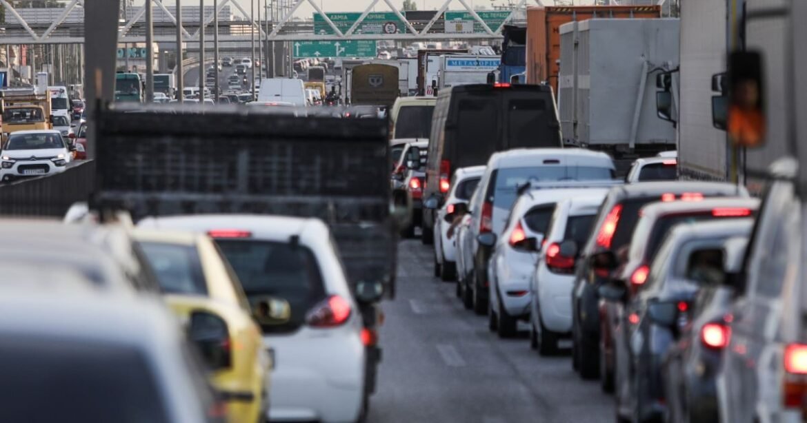 «Φορτηγό συγκρούστηκε με ταμπέλες στην Υμηττό: Μοναδική ανοιχτή λωρίδα και κυκλοφοριακό χάος!»