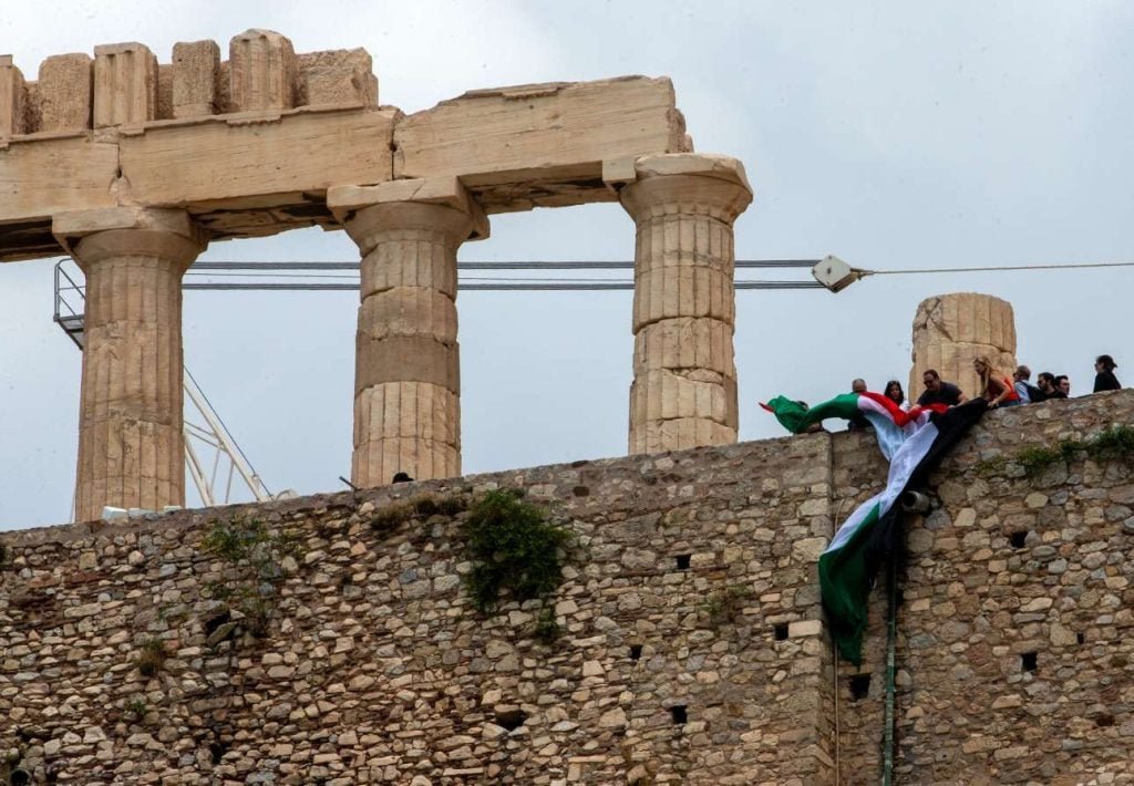 «Ακρόπολη: Η Νέα Αριστερά υψώνει τη φωνή της με την παλαιστινιακή σημαία»