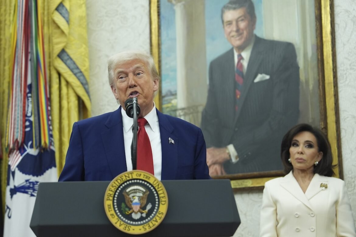 Λος Άντζελες: Ο Τραμπ θεωρεί «υπέροχη» τη σύλληψη του κυβερνήτη της Καλιφόρνια