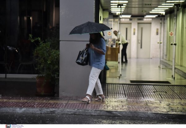 «Καταιγίδες και Κεραυνοί: Η Βαλκανική Διαταραχή Φέρνει Αλλαγές στον Καιρό για το Τριήμερο του Αγίου»