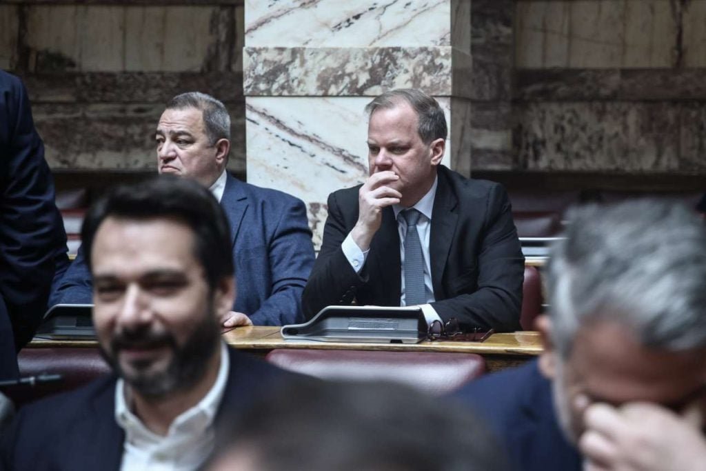 «Αριθμητική και Πολιτικά Παιχνίδια: Η Προανακριτική Επιτροπή για τον Καραμανλή σε Σταυροδρόμι»