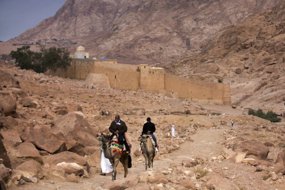 «Μονή Σινά: Ο Θησαυρός της Συνύπαρξης Χριστιανών και Μουσουλμάνων Στο Χείλος του Κλεισίματος»