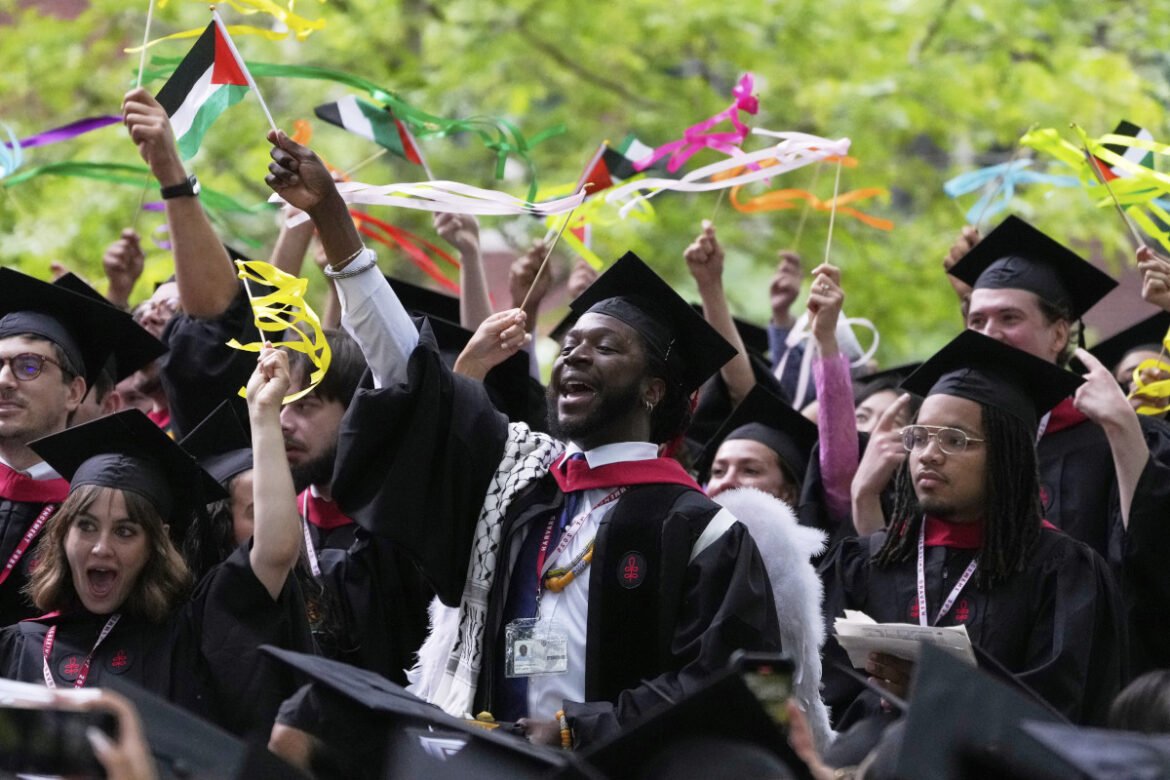 Χάρβαρντ: Εντυπωσιακή απονομή πτυχίων με μηνύματα αλληλεγγύης για την Παλαιστίνη και διεθνείς φοιτητές (Φωτογραφίες)