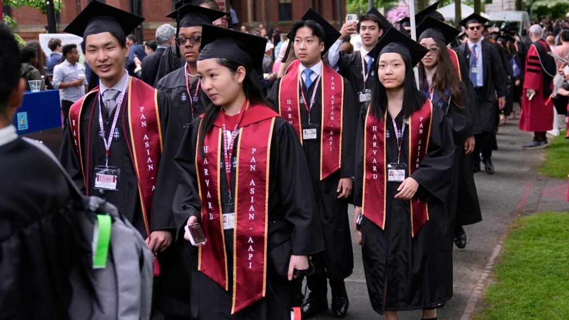 «Αιμορραγία» ταλέντων στις ΗΠΑ: Ξένα πανεπιστήμια «παίζουν» με τους φοιτητές που απορρίφθηκαν από τον Τραμπ!