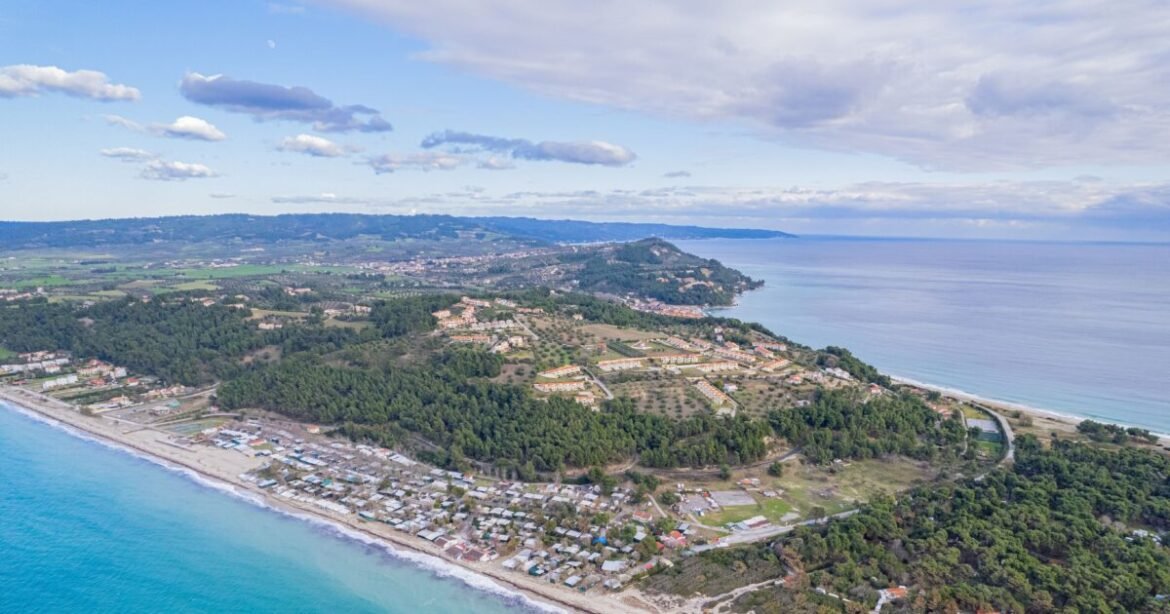 «Συναγερμός στο Υπερταμείο: 11 επενδυτικά σχήματα διεκδικούν την αξιοποίηση της Ακτής και του Camping Ποσειδίου Καλάνδρας»