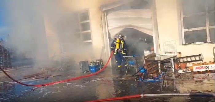 Λέσβος: Επείγουσα κατάσταση σε σούπερ μάρκετ – Φόβοι για εγκλωβισμένη γυναίκα στη φωτιά!