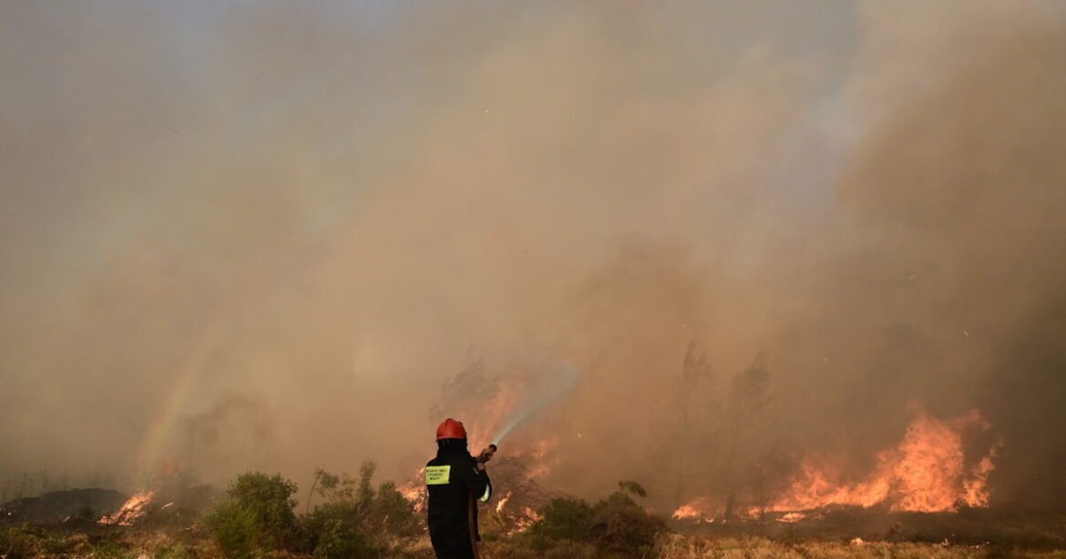 «Φωτιά στα Σπάτα: Εντυπωσιακή κινητοποίηση της Πυροσβεστικής για την κατάσβεση»