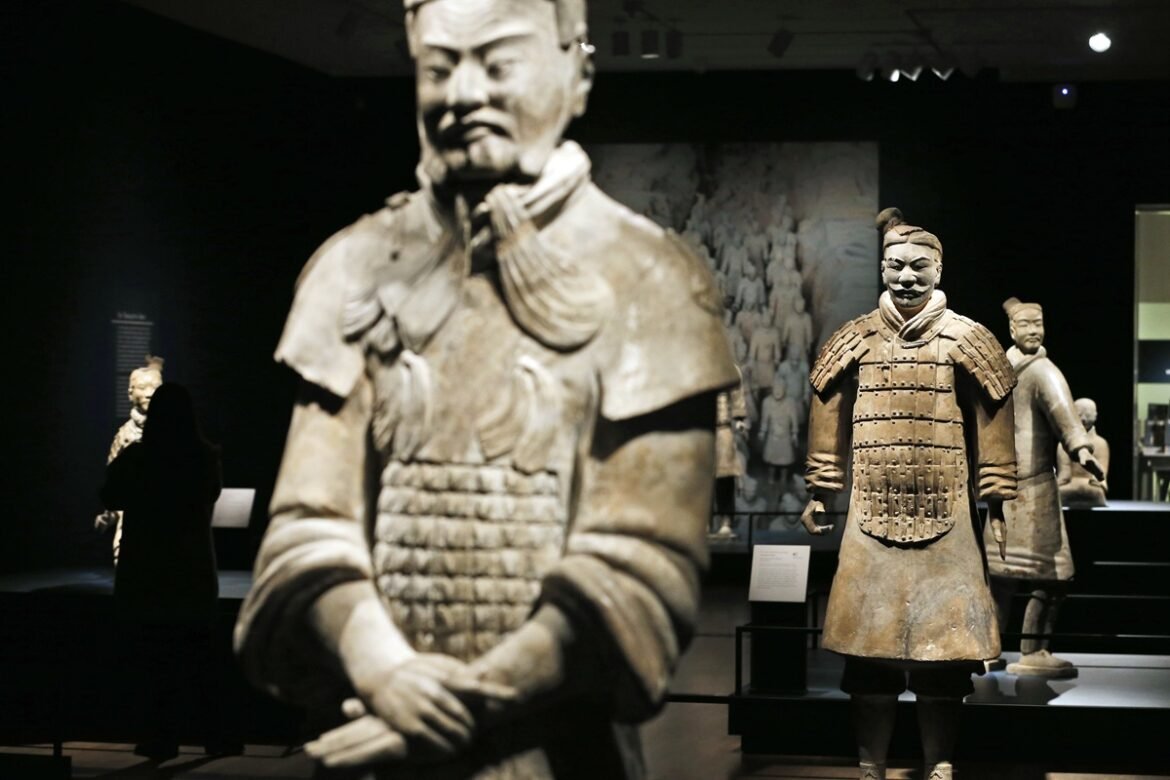 «Σοκ στην Κίνα: Τουρίστας κατέστρεψε δύο αγάλματα του Πήλινου Στρατού – Η απίστευτη ιστορία πίσω από το «ατύχημα»»