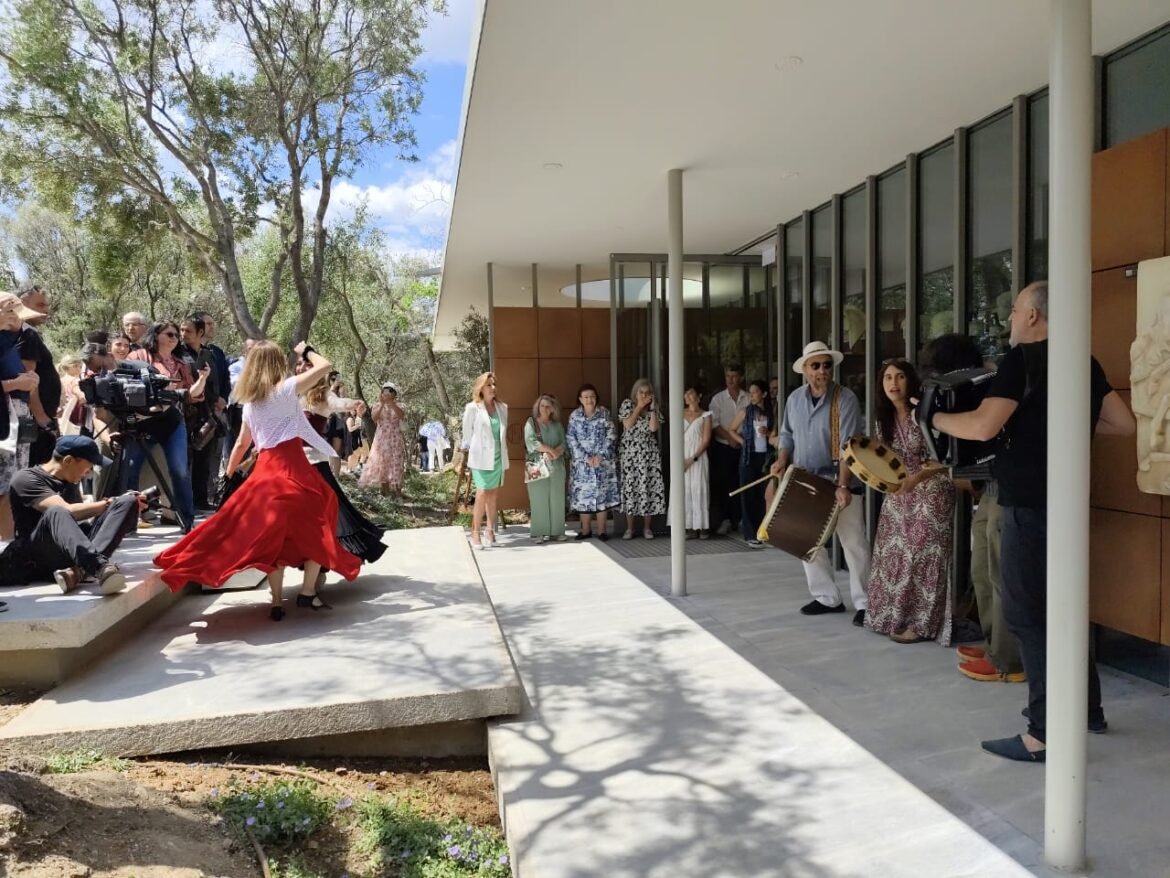 «Γιορτή για την Ακρόπολη: Παρουσιάστηκε το Νέο Πωλητήριο με δηλώσεις Μενδώνη»