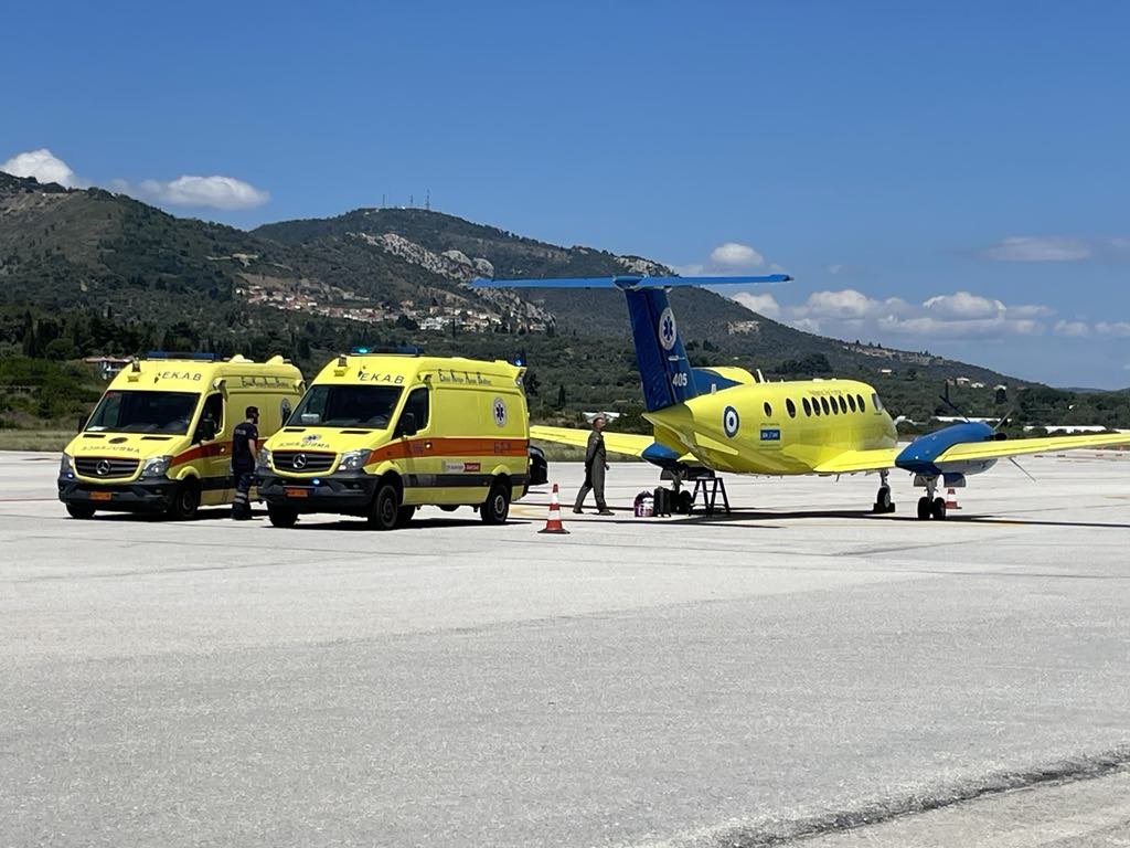 «Ηρωική Πτήση: Γιατρός του Πολεμικού Ναυτικού Σώζει Ζωές σε Σαντορίνη και Λέσβο με Αεροσκάφος του ΕΚΑΒ»