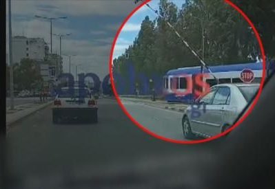 Σοκ στην Πάτρα: Τρένο διέσχισε φυλασσόμενη διάβαση με τις μπάρες σηκωμένες – Δείτε το ΒΙΝΤΕΟ!