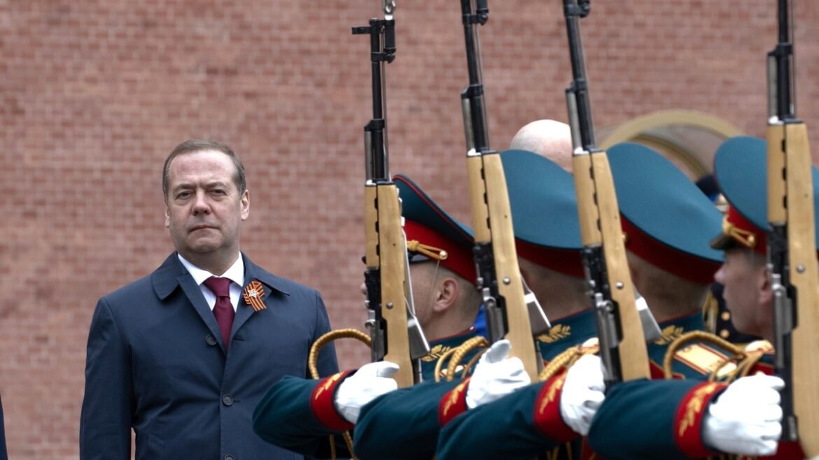 «Μεντβέντεφ: Η Ρωσία στοχεύει σε ταχεία νίκη, απορρίπτοντας τη συμβιβαστική ειρήνη»