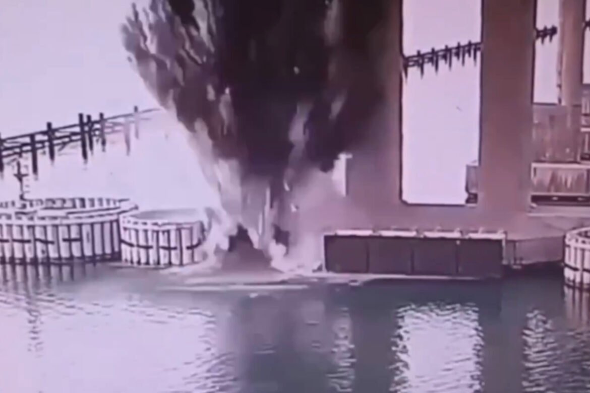 «Συναγερμός στην Κριμαία: Ουκρανικές δυνάμεις πλήττουν ξανά τη γέφυρα με 1.100 κιλά εκρηκτικών – Δείτε το βίντεο!»