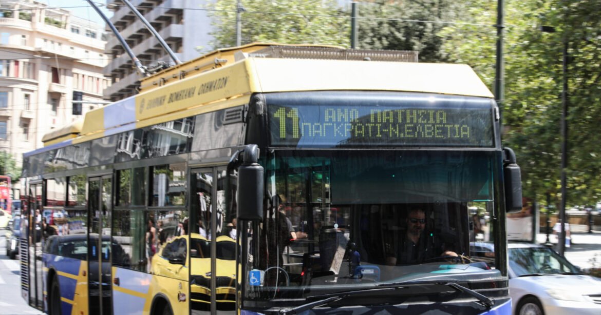 «Σοκ στο κέντρο της Αθήνας: Κεραία τρόλεϊ καταπλακώνει ταξί – Χάος και ασφυξία στους δρόμους»