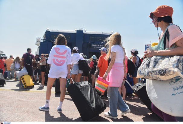 «Αναχώρηση στον Πειραιά: Οι πρώτοι εκδρομείς σπεύδουν να αποδράσουν για το τριήμερο του Αγίου Πνεύματος»