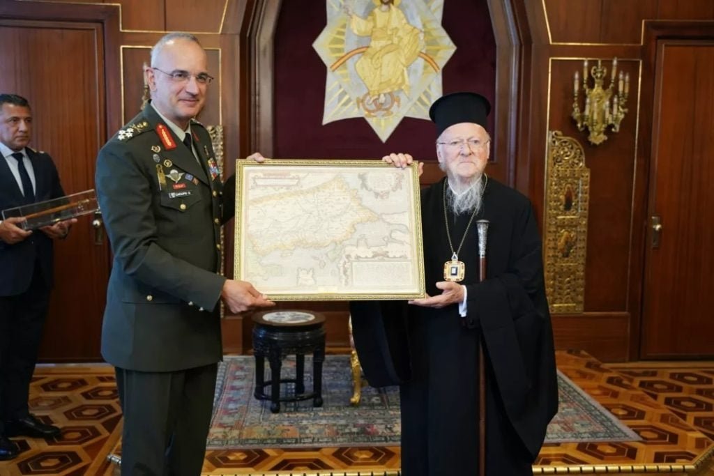 ΥΕΘΑ: Απίστευτες Αντιδράσεις από την Τουρκία για τον Χάρτη-Δώρο του Α/ΓΕΕΘΑ στον Βαρθολομαίο!