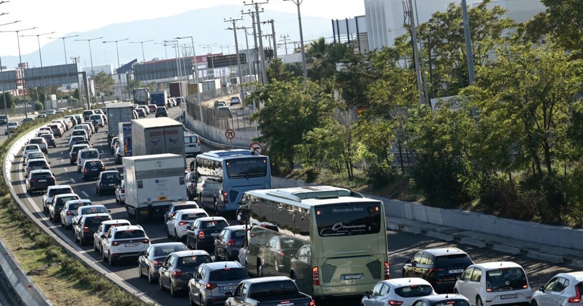 «Αναστάτωση στην Αθηνών – Λαμίας: Ακινητοποιημένο φορτηγό προκαλεί μποτιλιάρισμα στην άνοδο»