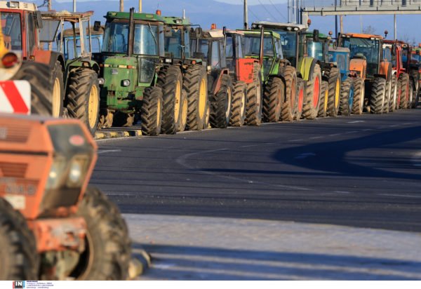 Παραμένουν στα μπλόκα οι αγρότες της δυτικής Θεσσαλίας – «Εμείς θα φύγουμε τελευταίοι»