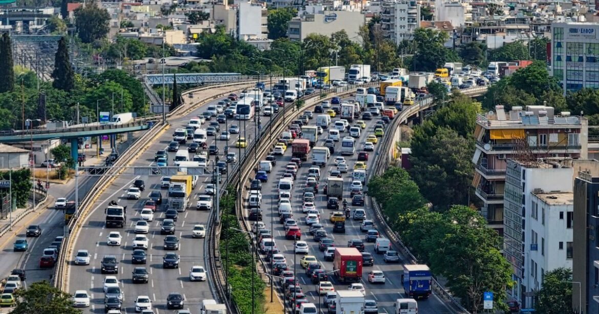 «Αγίου Πνεύματος: Χάος στους δρόμους με καθυστερήσεις άνω των 60 λεπτών στην Αττική Οδό»