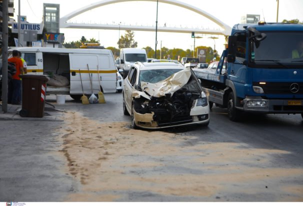 Τροχαίο στην Ποσειδώνος: Απολογείται σήμερα ο 23χρονος οδηγός ταξί που «καρφώθηκε» σε απορριμματοφόρο
