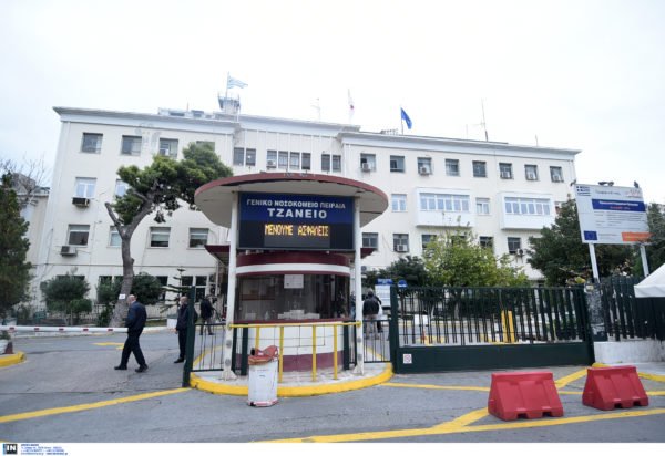 Τζάνειο: Στη ΜΕΘ η 62χρονη σε κρίσιμη κατάσταση – Αναζητείται ο βοηθός νοσηλευτή, αποκαλύψεις από δικηγόρο και γιο της
