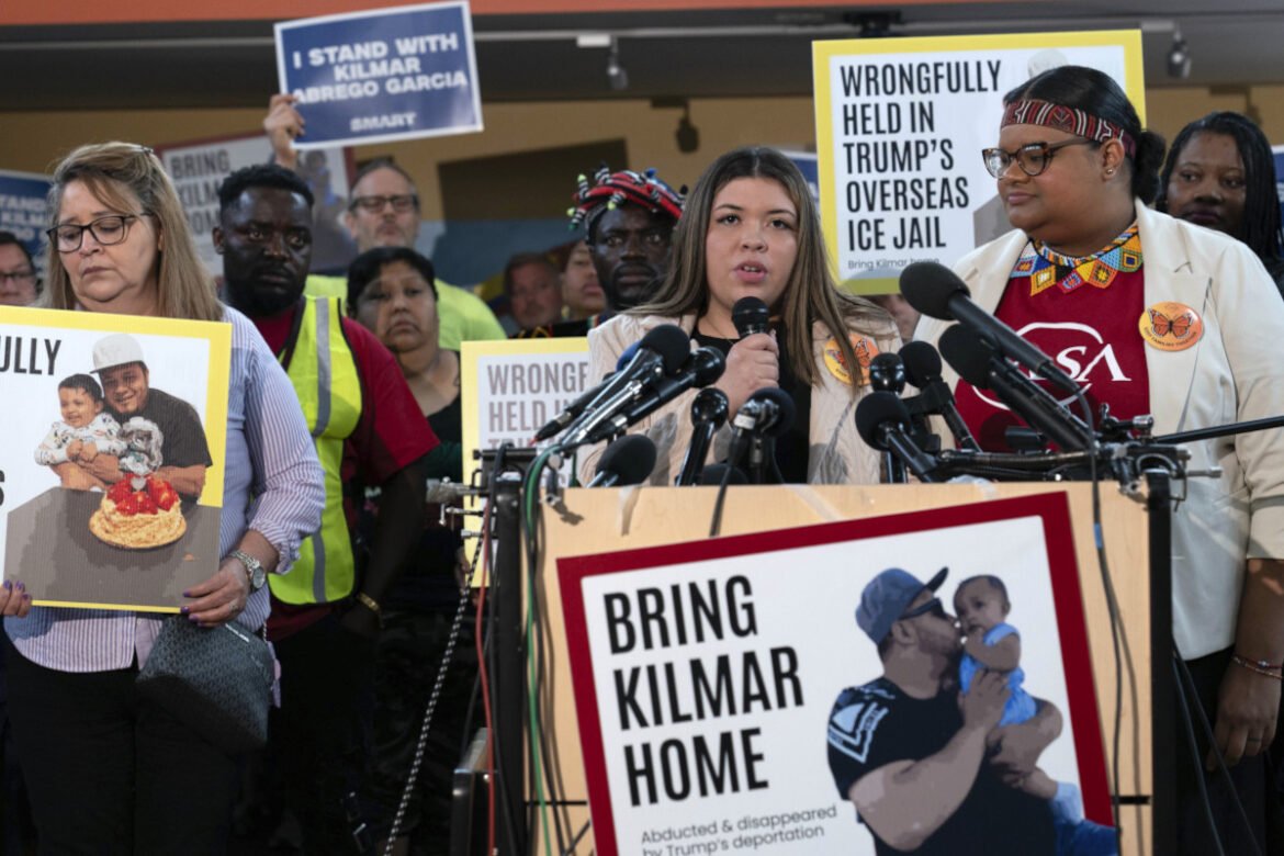 «Ανατροπή: Ο άνδρας που απελάθηκε «κατά λάθος» στο Ελ Σαλβαδό επιστρέφει στις ΗΠΑ, παρά την αντίθεση Τραμπ»