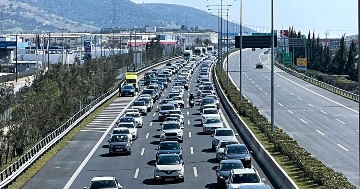 «Αναστάτωση στην Αθηνών – Κορίνθου: Μποτιλιάρισμα και καθυστερήσεις 15 λεπτών στην Αττική Οδό λόγω της εξόδου του Αγίου Πνεύματος»