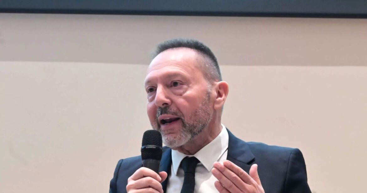 «Στουρνάρας: Υπέρ της Αναστολής Μείωσης Επιτοκίων από την ΕΚΤ»