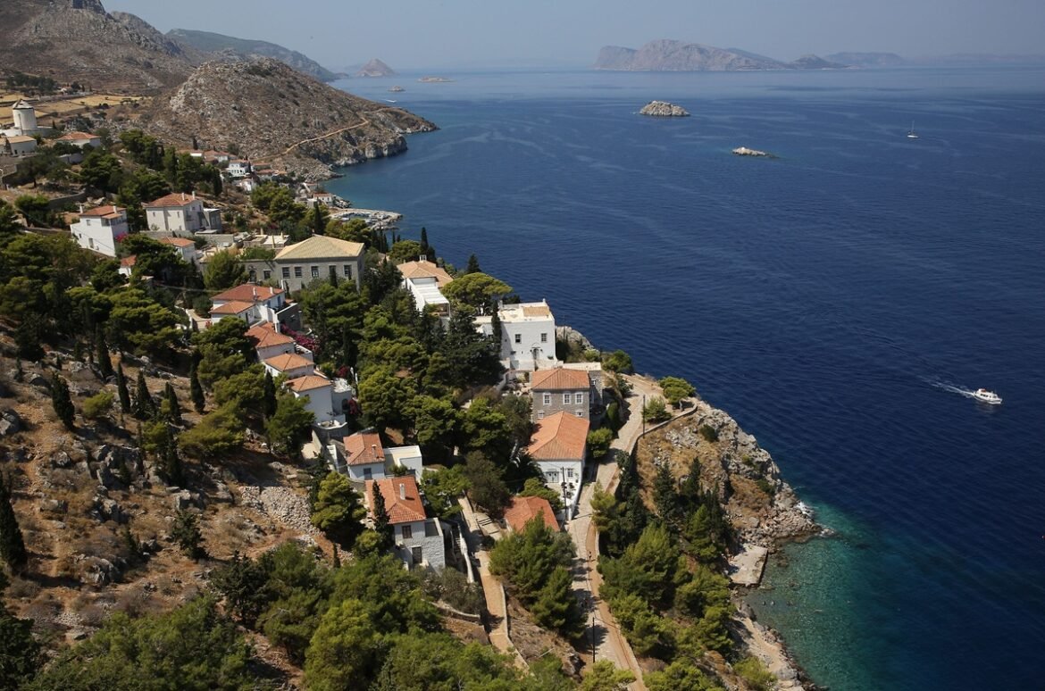 «Φωτιά στην Ύδρα: Συναγερμός και Επιχειρήσεις της Πυροσβεστικής»