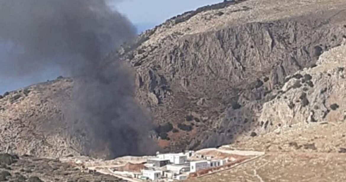 «Φωτιά στην Ύδρα: Τοξικός καπνός απειλεί την ατμόσφαιρα από χωματερή»