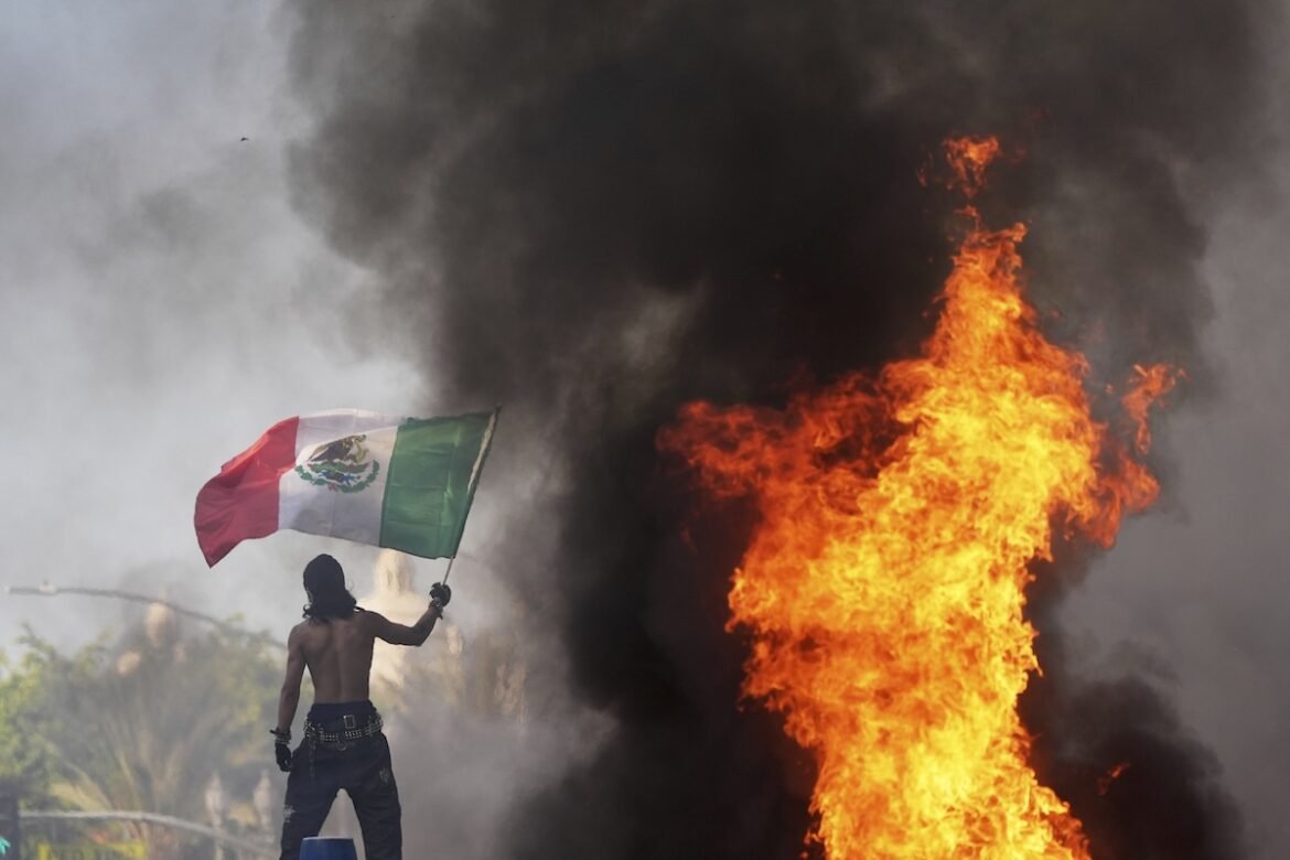 Κλιμακώνεται η ένταση στις ΗΠΑ – Φωτιές, δακρυγόνα και Εθνοφρουρά στο Λος Άντζελες (βίντεο)