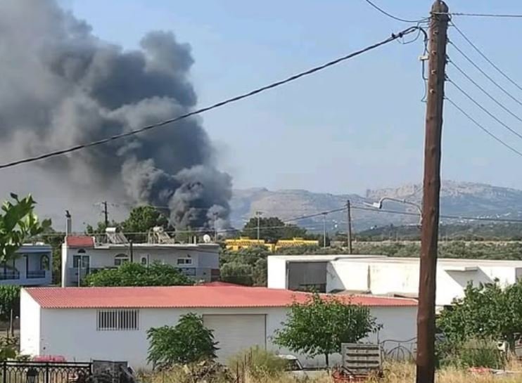 Υπό μερικό έλεγχο η φωτιά σε αποθηκευτικό χώρο στην Ρόδο 