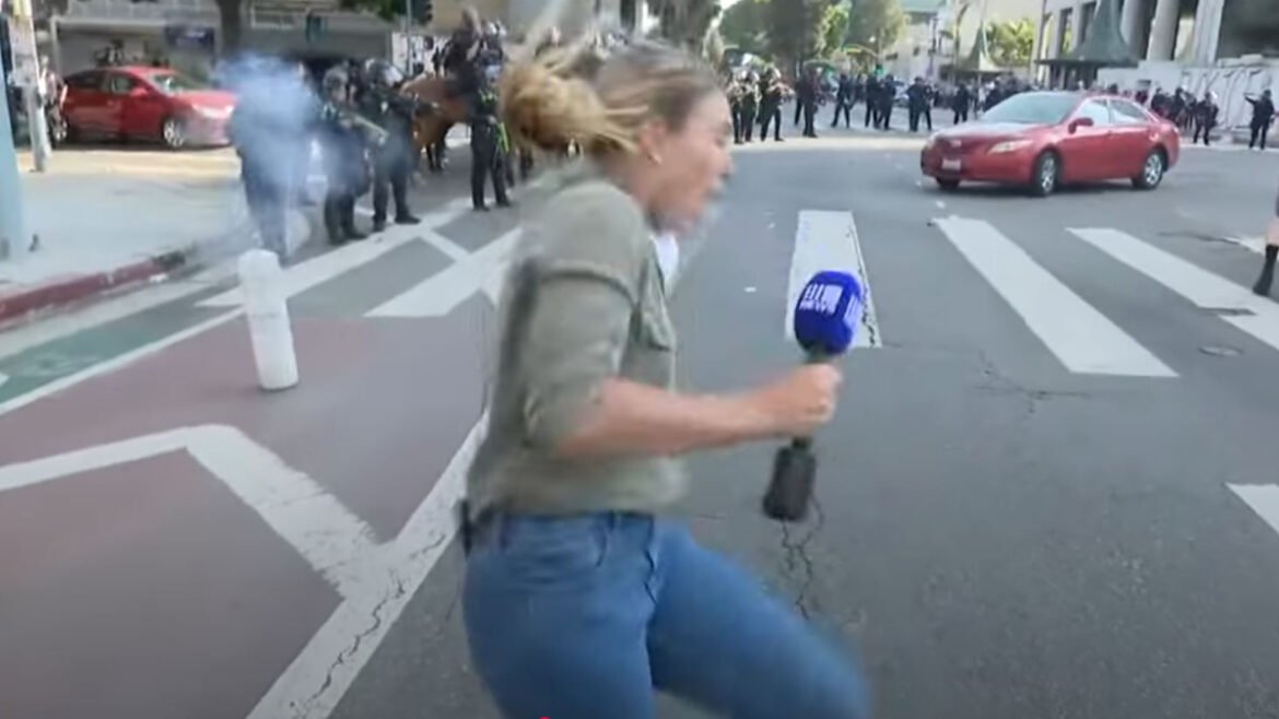 «Έκρηξη» αστυνομικής βίας στο Λος Άντζελες: Πυροβόλησαν ρεπόρτερ σε live μετάδοση