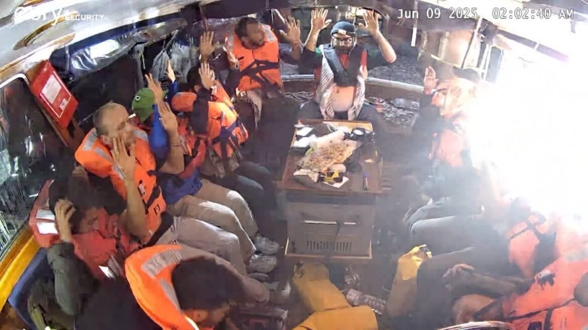 «Η παράσταση τελείωσε» – Η στιγμή που το Ισραήλ κατέλαβε το σκάφος «Madleen» με τους 12 ακτιβιστές (βίντεο)