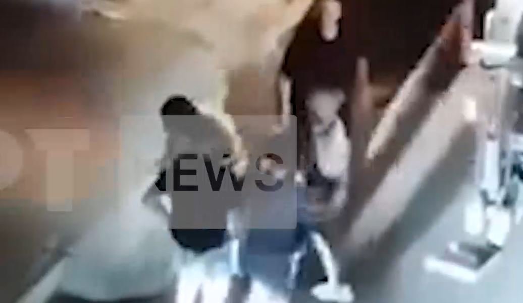 Κυψέλη: «Με χτυπούσαν και οι τρεις μαζί» λέει ο υπάλληλος καθαριότητας που ξυλοκοπήθηκε άγρια – Νέο βίντεο