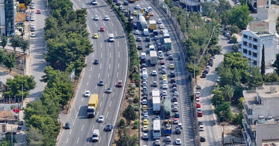 Κηφισός: Τροχαίο ατύχημα στο ρεύμα προς Πειραιά – Αυτοκίνητο συγκρούστηκε με μηχανή