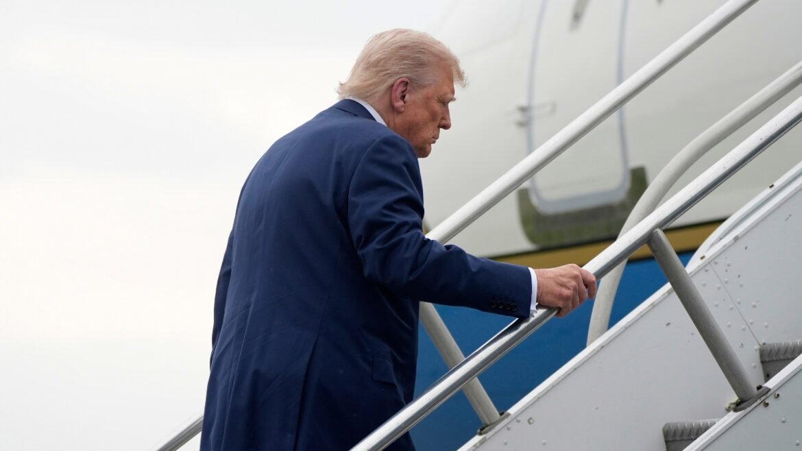 Ο Τραμπ σκόνταψε ανεβαίνοντας τα σκαλιά του Air Force One (βίντεο)