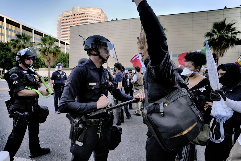 Εμπόλεμη ζώνη το Λος Άντζελες: 4.000 εθνοφρουροί και 700 πεζοναύτες στους δρόμους – «Ο Τραμπ μας έκανε πειραματόζωα»