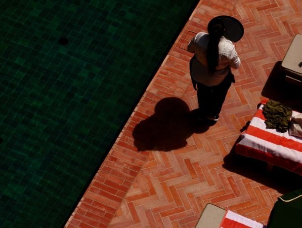 Το πρωί οδηγός για την εξυπηρέτηση πελατών ξενοδοχείου και μετά… σερβιτόρος στην πισίνα: Οι αθέμιτες