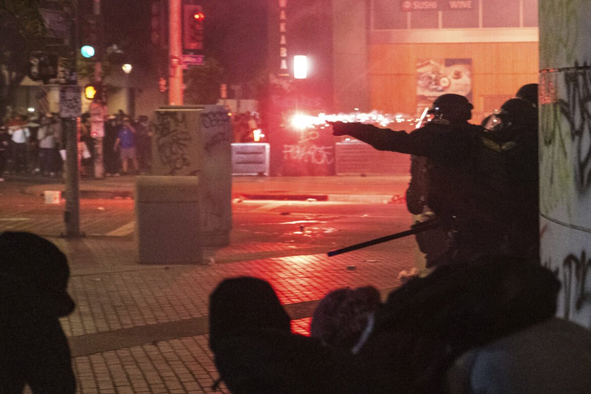 Λος Άντζελες: Βρέθηκε πτώμα άνδρα κοντά σε πεζοδρόμιο κοντά σε λεηλατημένα καταστήματα