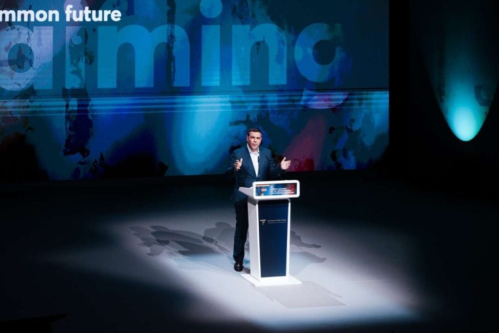 Ο Τσίπρας υπόσχεται νέο κόμμα και ότι θα μιλάει περισσότερο – για την πατρίδα