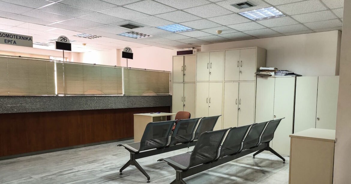 Δημόσιο: Όλα τα σενάρια και τα επόμενα ορόσημα για την πιθανή επαναφορά του 13ου και 14ου μισθού