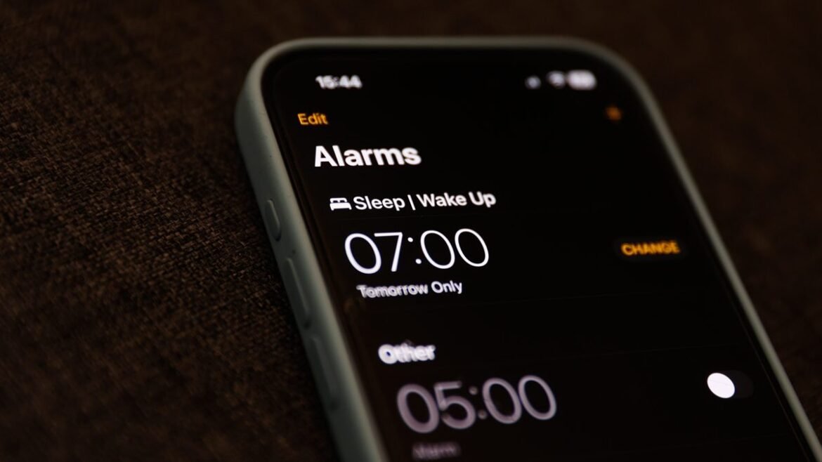 Το iOS 26 προσθέτει μια χρήσιμη λειτουργία στην εφαρμογή “Ρολόι” στο iPhone