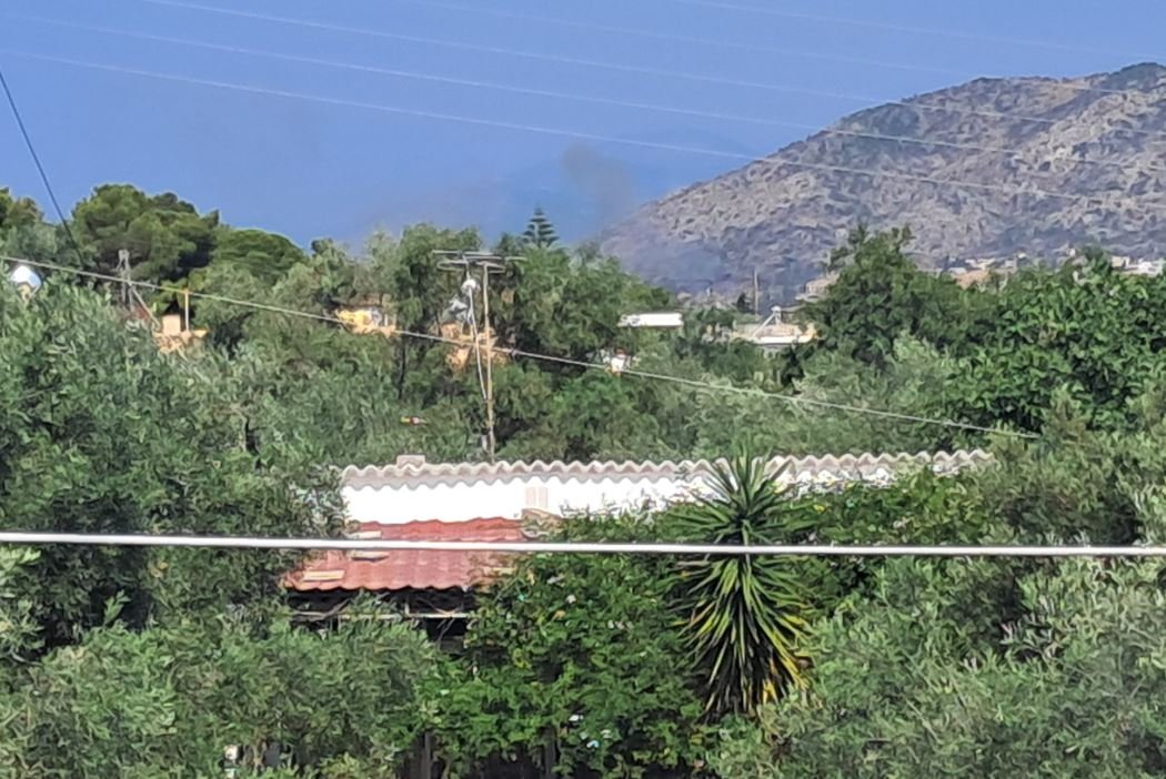 Φωτιά στην Σαλαμίνα – Στη «μάχη» και εναέρια μέσα