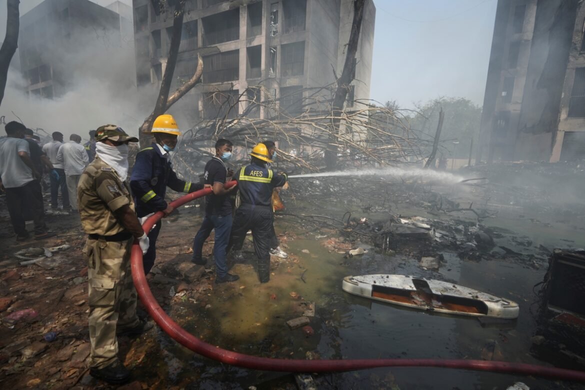 Συντριβή αεροπλάνου με 242 επιβάτες στην Ινδία: «Δεν υπάρχουν επιζώντες» – Έπεσε σε σπίτια και ξενώνα γιατρών (Βίντεο, Εικόνες)